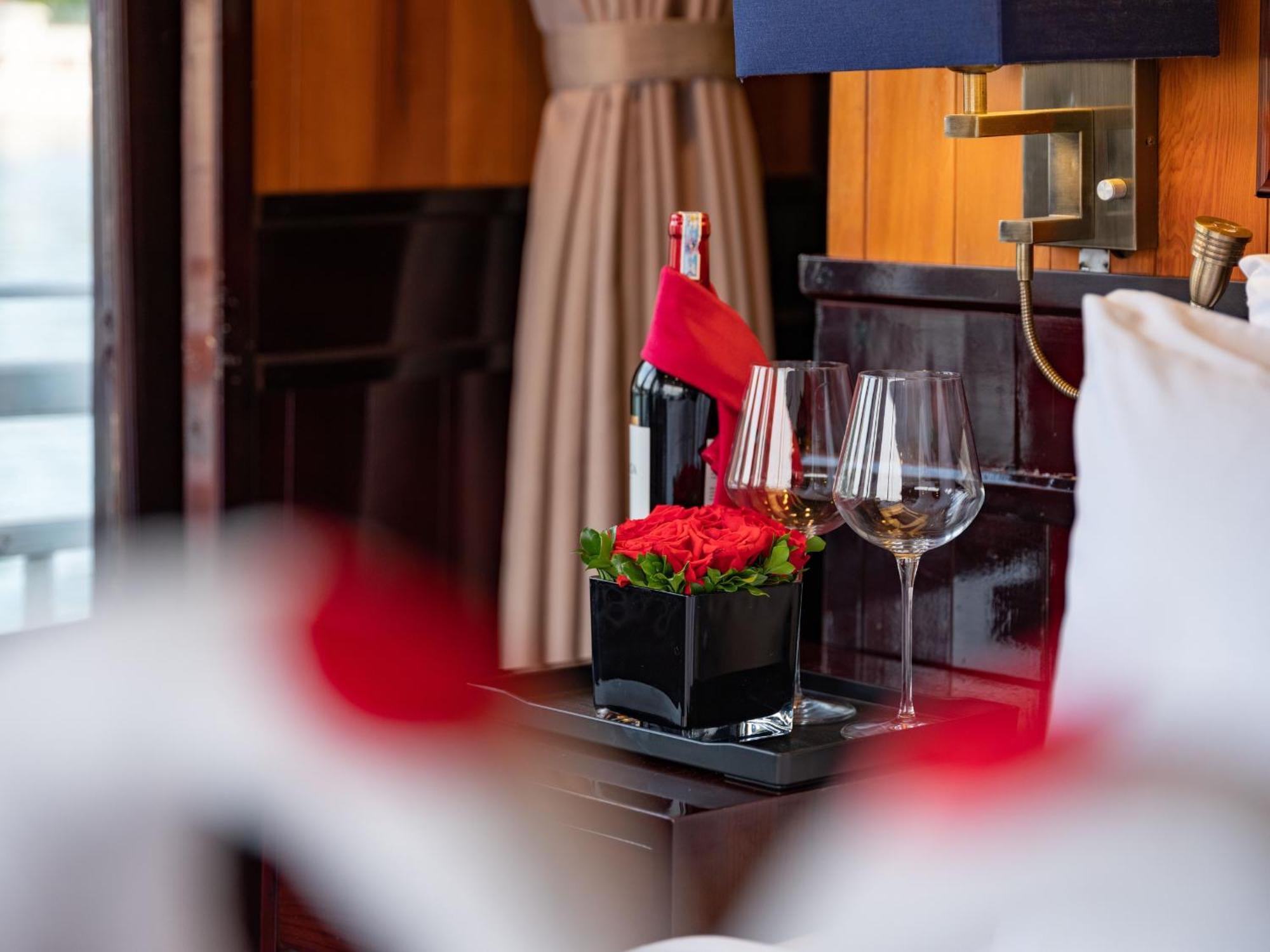 Hera Boutique Cruise Ha Long Bay Екстериор снимка