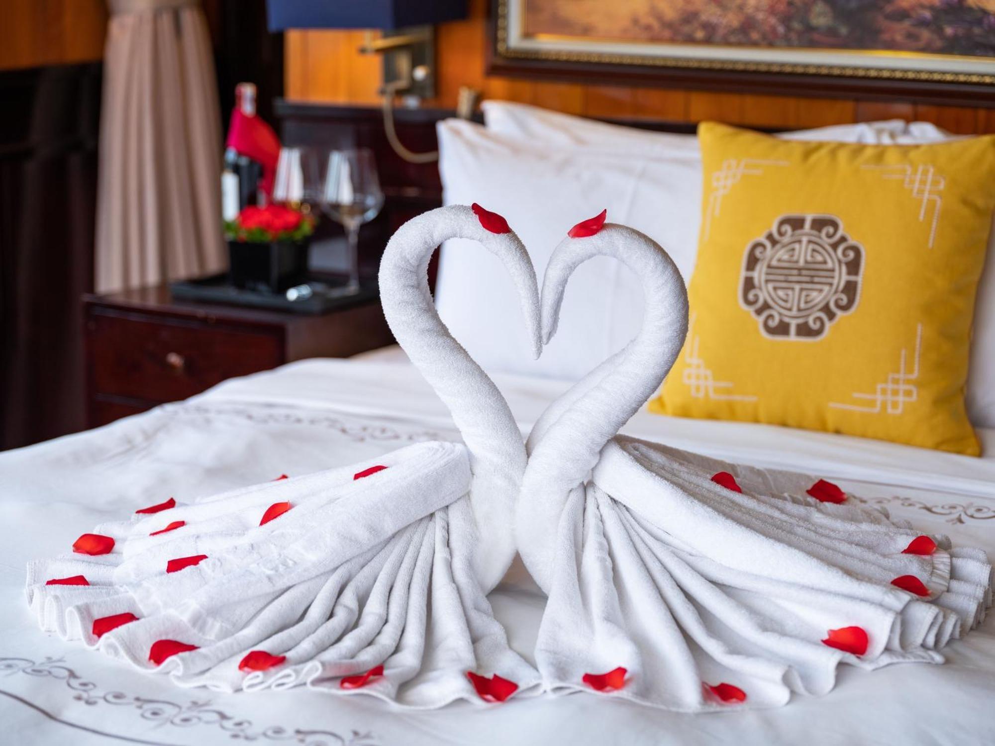 Hera Boutique Cruise Ha Long Bay Екстериор снимка
