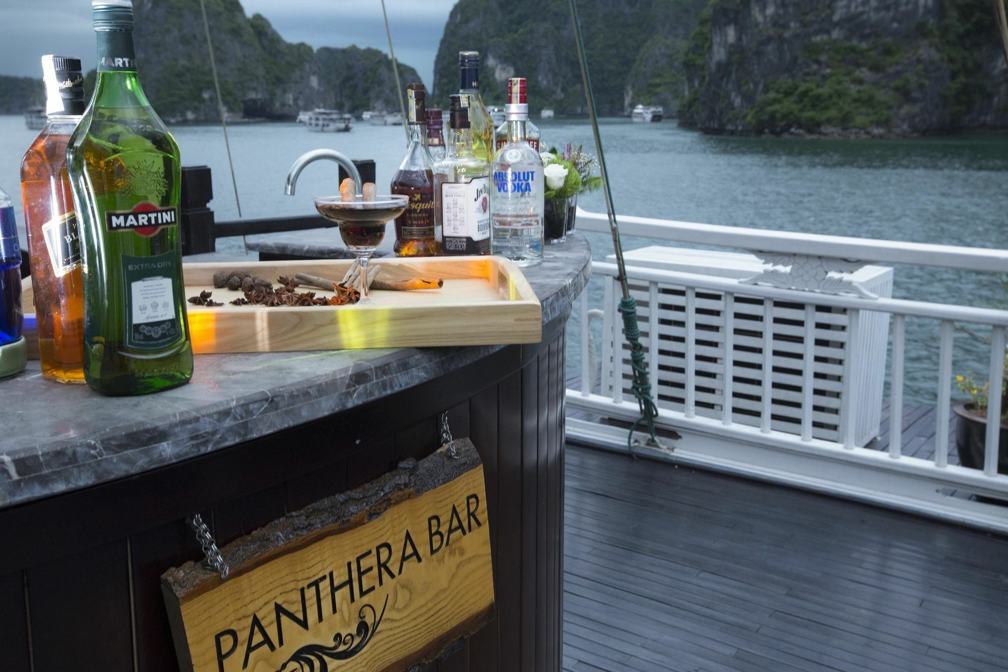Hera Boutique Cruise Ha Long Bay Екстериор снимка